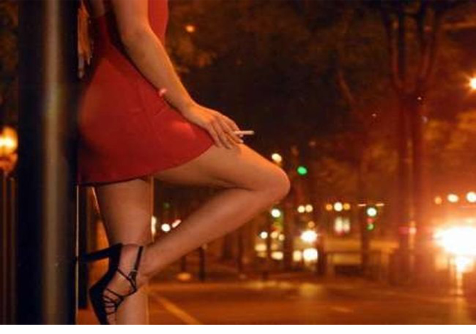 Pse gratë ofrojnë seks në rrugë-
